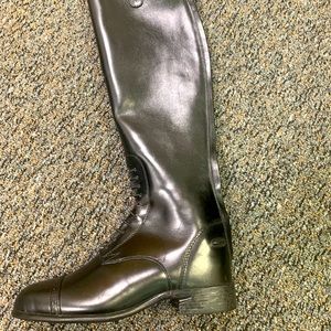 Ariat Crowne Pro Field boots. Never worn.